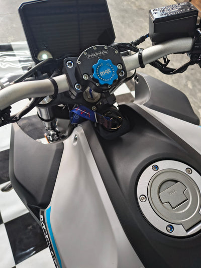 Amortiguador de dirección MaxRacing MAX20 - Yamaha - MT-07 (2025 en adelante) - Panel de instrumentos LCD