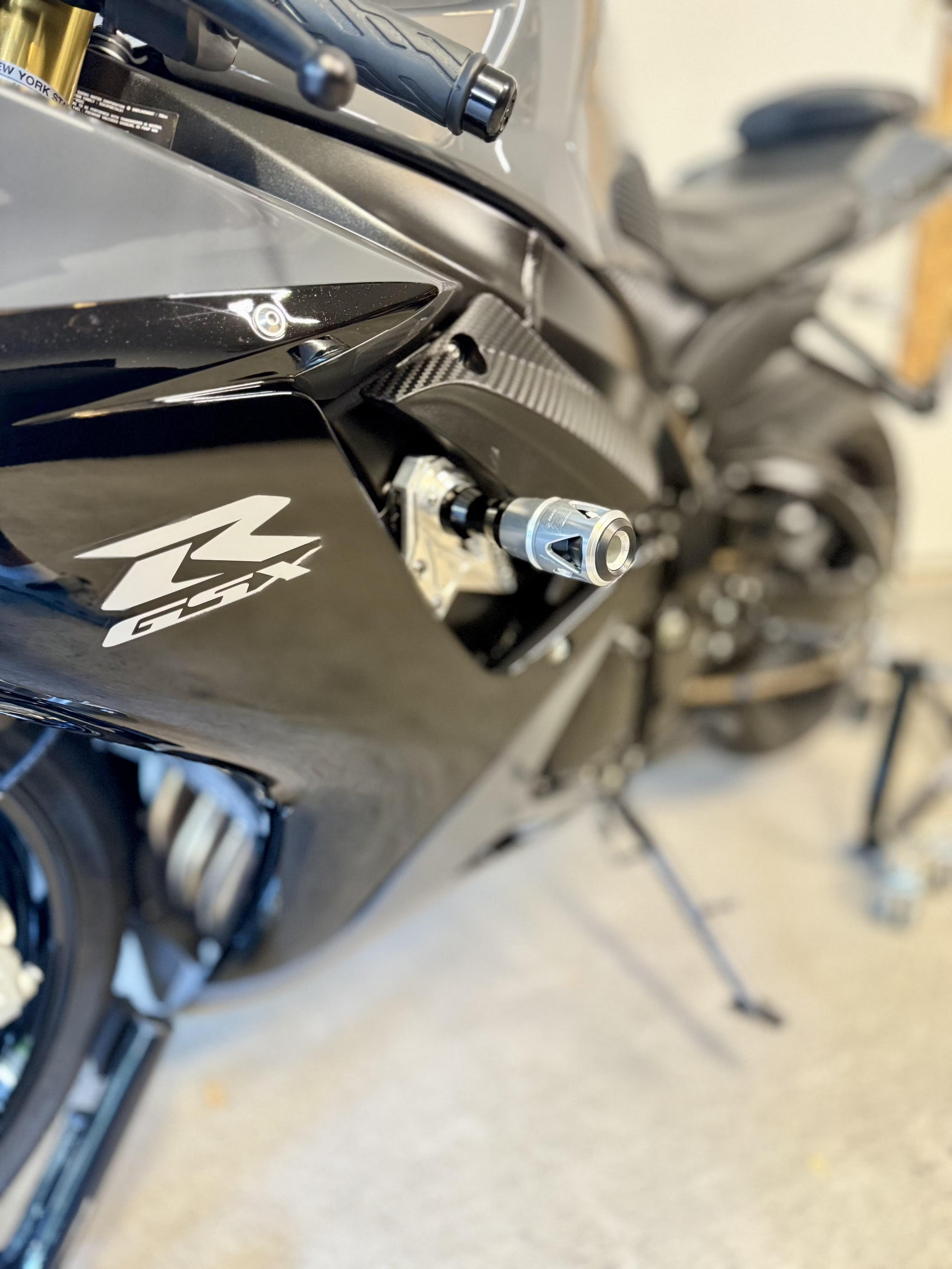 Suzuki_GSX-R750-11-on-Frame-Slider-S1-Silver